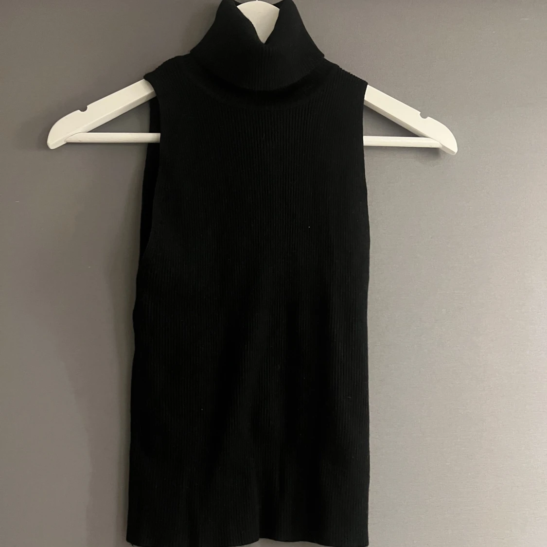 Stickat linne med polokrage!