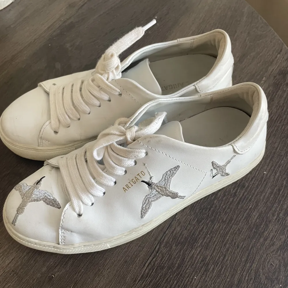 Vita sneakers från Arigato, sparsamt använda med några små fläckar. Storlek 36  Nypris: 2400kr 🤍. Skor.