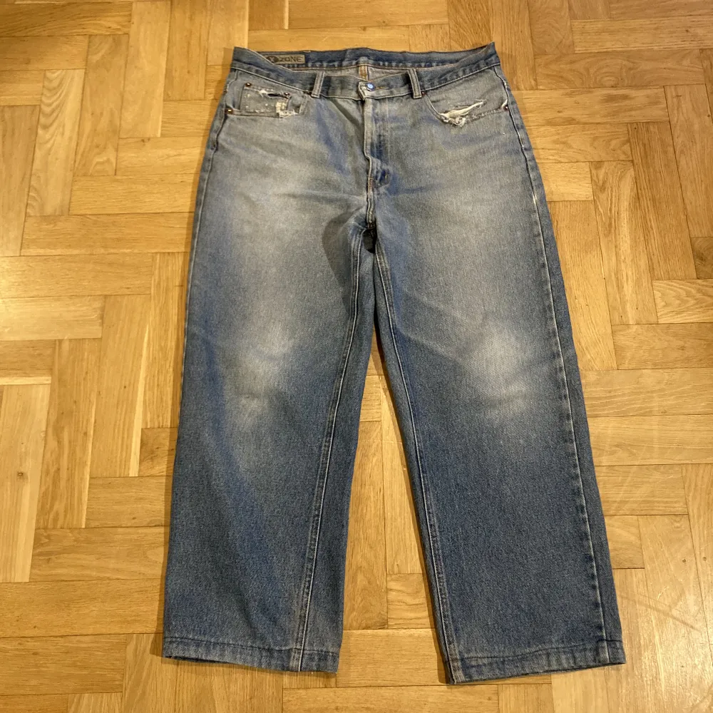 Snygga zone jeans i en najs wash. Är använda fast i väldigt bra skick. Har snygga klippning detaljer vid fickorna. . Jeans & Byxor.