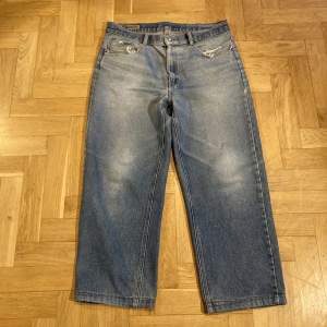 Snygga zone jeans i en najs wash. Är använda fast i väldigt bra skick. Har snygga klippning detaljer vid fickorna. 