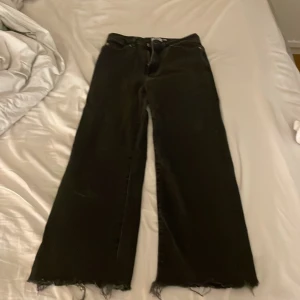 Svarta jeans  - Säljer dessa då de inte kommer till användning. Skriv för frågor och liknade