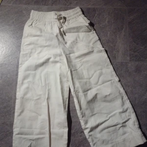 Byxor - Ganska svala byxor, bara använda en gång. Strlk xxs men passar även xs och s. Knytbara, har fickor där fram och fejk fickor där bak
