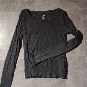Tröja - Tajt cotton tröja från hm. Kommer inte till användning längre. Bra skick, i strlk xs/146-152