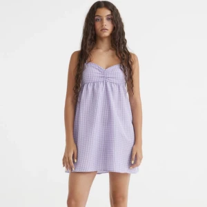 Klänning - Såå fin klänning från HM! Jag köpte klänningen förra våren men den har tyvärr aldrig kommit till användning då den är förliten för mig. Prislappen är kvar (Se sista bild)