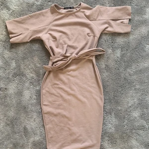 Tight fin klänning - Tight rosa fin klänning. Den har inga defekter och har inte blivit använd så mycket. Den går till knäna ungefär. Otroligt fin🌸storlek medium