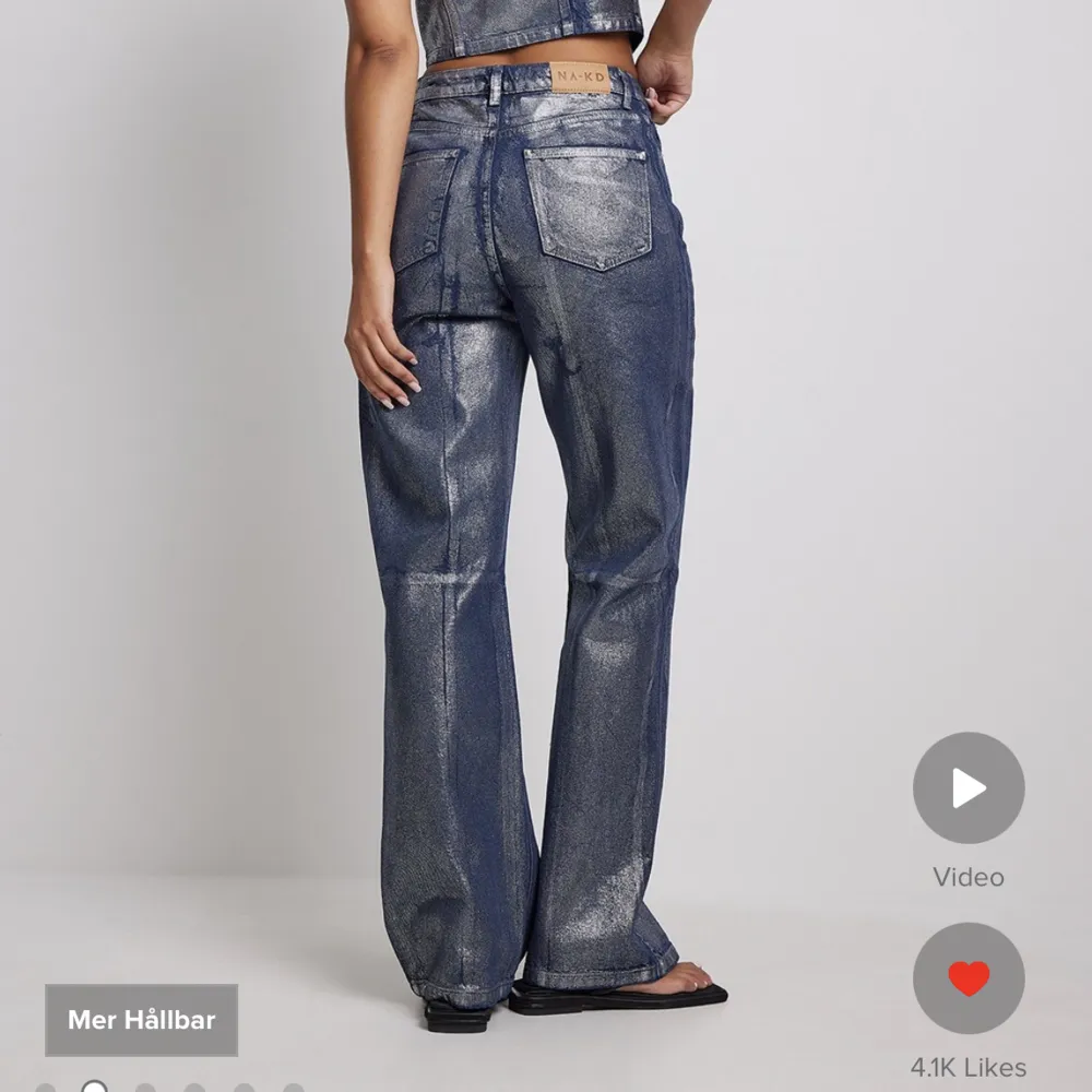 Skitsnygga silvriga och lila jeans från NA-KD. Helt oanvända, säljer då jag råkade köpa två likadana.. Jeans & Byxor.