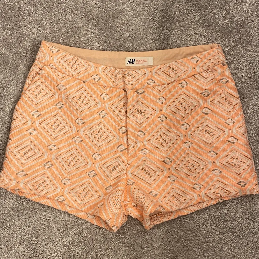 Orangea mönstrade shorts från H&M. Är för små, därav kan inga bilder tas med de på tyvärr. Shorts.