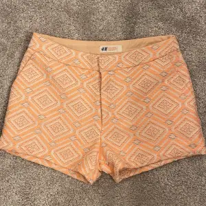 Orangea mönstrade shorts från H&M. Är för små, därav kan inga bilder tas med de på tyvärr