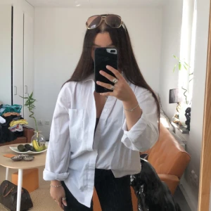 HJÄLP!!! Vintage från ysl - glasögonen på bilden tappade ja i fredags på (kiara)Stockholm. De betyder mkt för mig då jag fått dom av farmor o är det sista jag har kvar av henne om ngn hittat/har dom skulle ja va tacksam att få tillbaka de. Kan peka ut att de e mina pga kännetecken❤️