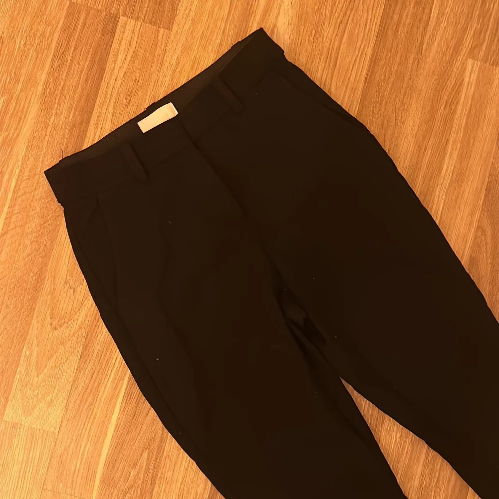 Svarta kostymbyxor från hm, lågmidjade, storlek 34, använd 2 gånger . Jeans & Byxor.