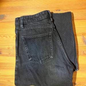 Säljer mina svarta monki jeans då de har blivit för små för mig. De har gått sönder lite på insida lår, detta syns dock inte när man har på sig dem men kan också fixas enkelt. 💕 Jeansen är stl 24 men passar även xs/s❤️‍🔥