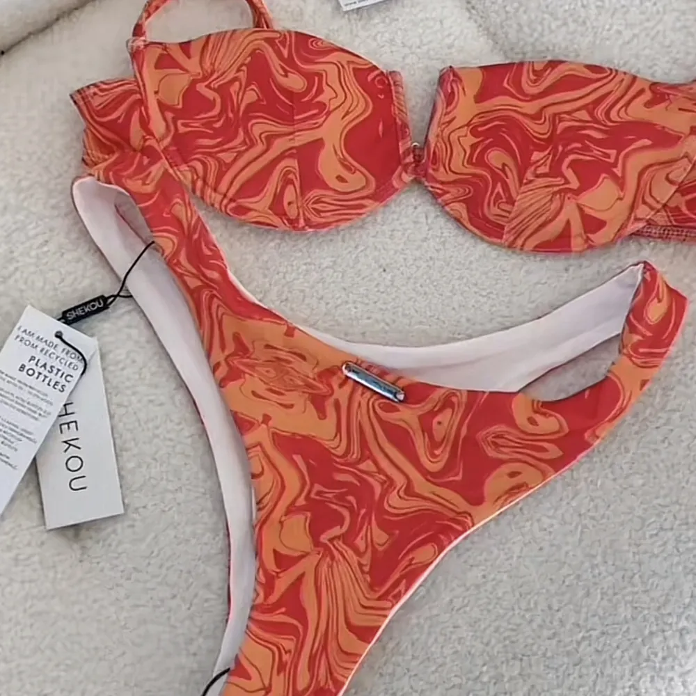 Säljer denna röd/oranga bikini då den inte passar mig. Aldrig använt, endast testad fast med kläder under. Köpte den från något mindre företag som heter Shekou så kan tyvärr inte skicka tillbaka den. Köparen står för frakt💕. Övrigt.