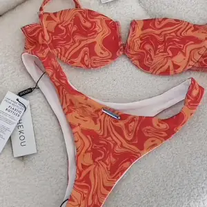 Säljer denna röd/oranga bikini då den inte passar mig. Aldrig använt, endast testad fast med kläder under. Köpte den från något mindre företag som heter Shekou så kan tyvärr inte skicka tillbaka den. Köparen står för frakt💕