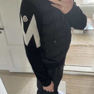 Moncler cardigan  - XL (sitter som L)  Säljer min cardigan som jag endast har haft på mig hemma. Lappar och allt sitter kvar. Direkt köpt från butik. Room i Malmö. Nypris ligger på 9500.