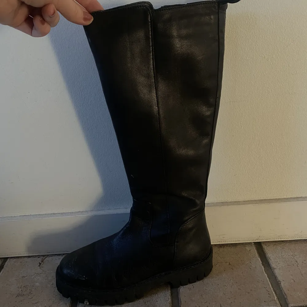 Köpta på asos använda två gånger. Skicka meddelande för mer info:) Nypris 1700kr. Kengät.