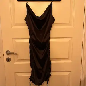 Mörk brun satin klänning, kort, snöre på sidorna, stl xs, använd 2 gånger 