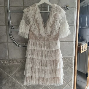 By Malina klänning🫶🏻 - Vit klänning från bymalina