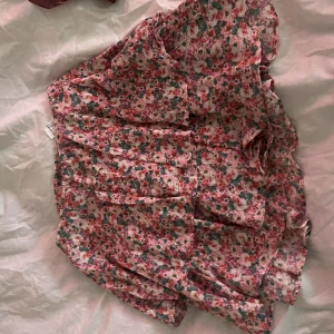 kjol - blommig kjol, superfin nästan oanvänd från zara!!!