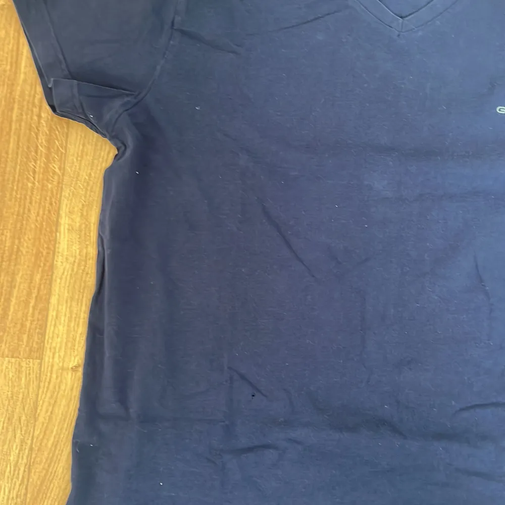 Galet skön gant t-shirt i navy/mörkblå färg i bra skick förutom ett litet hål på magen som är knappt synlig. Därav lägre pris. T-shirts.