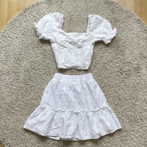 Topp & kjol set  - Jättefint somrigt set! Toppen är i storlek XS och kjolen i M men båda passar ungefär S☺️💖