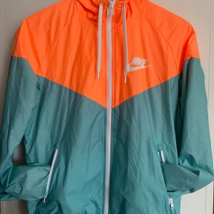 Nike strl M  - Använt den 2-3 gånger! Nyskick. Kan användas som vindjacka eller för träning.  Storlek M! Kan posta men du står för frakten. 