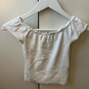 Topp - Topp från Gina Tricot. Använt ett par gånger och är i Storlek S. För mer bilder eller information så är det bara att höra av sig 😊