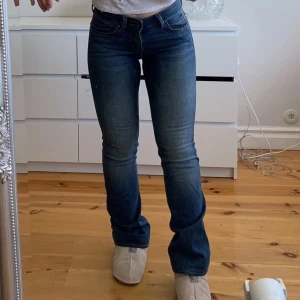 Lee jeans - INTRESSEKOLL!!💘 På mina favorit jeans ifrån Lee som är lågmidjade!  Sitter så fint och framhäver rumpan! Skriv privat för prisförslag eller fler bilder! (Bild 1 o 3 är samma byxor fast lånade bilder)❤️