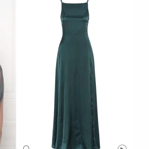 Balklänning  - Säljer min super fina balklänning! Den är endast använd en gång, finns en mörkare fläck vid bröstet men den är liten och syns knappt, annars är den i fint skick. Köparen står för frakt. Pris kan diskuteras 