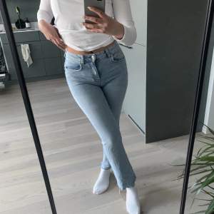 Sköna jeans från Gina i storlek 36. Jag är 160 cm lång. 
