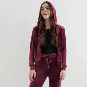 Mjukisset - Ett vinrött mjukisset från Gina i storlek XS. Plaggen är i fint skick och visar inga tecken på användning. Köpt för ca 500kr och säljes nu för 80kr (80kr för båda delarna)