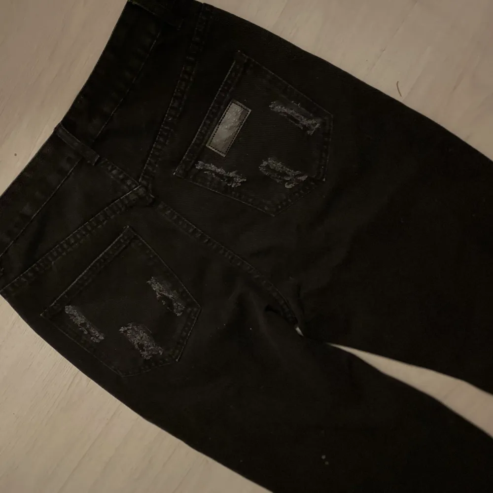 Vintage jeans (helt oanvända) för små för mig bara. Snygga med slitningar i storlek S/M. Jeansen har ingen stretch. 120+frakt. Jeans & Byxor.