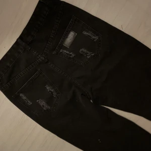 Vintage jeans  - Vintage jeans (helt oanvända) för små för mig bara. Snygga med slitningar i storlek S/M. Jeansen har ingen stretch. 120+frakt