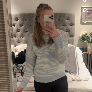 Stickad tröja! - Fin tröja köpt från shein! Material: tjock och fint Färg: väldigt ljusblå och lite mjölk vit Storlek: S Super bekväm! Kom privat för mer info!