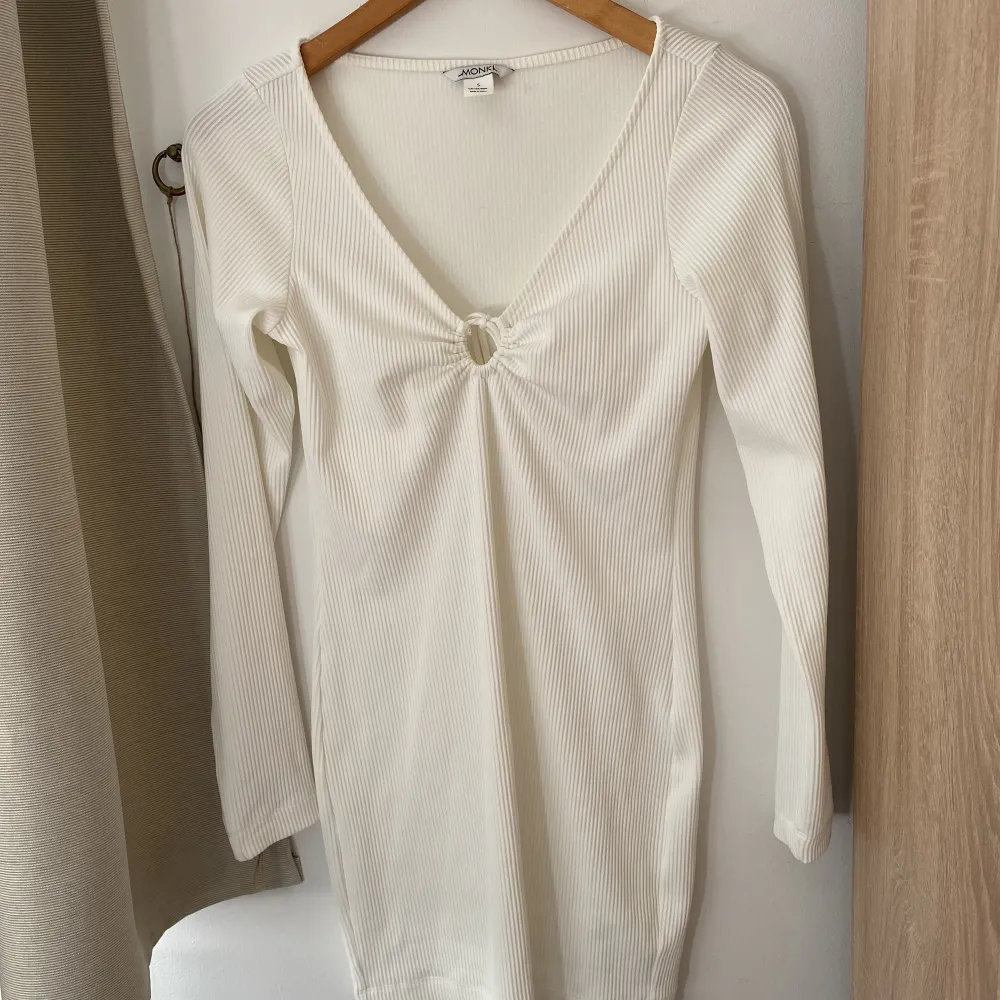 En vit klänning från Monki i storlek S. Inte använd sedan jag köpte den! Så fin men är lite för kort på mig som är 170 cm lång. Tänk va vackert till sommaren då man är solbrun 🤎 hör gärna av dig om mer bilder! . Klänningar.