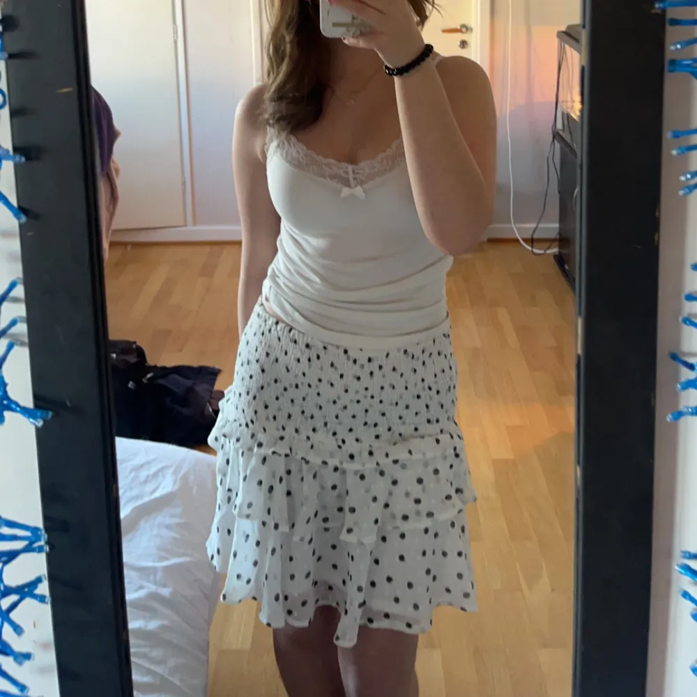 Säljer denna gulliga kjolen från lindex i storlek S den är i bra skick och nästan oanvänd! Skriv till mig vid frågor eller funderingar🫶. Kjolar.