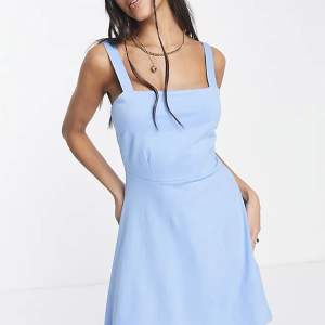 Blå skön klänning med fyrkantig jättesnygg halsringning 💙har 2st i storlek S och M helt oanvända med lapparna kvar. 200kr/st