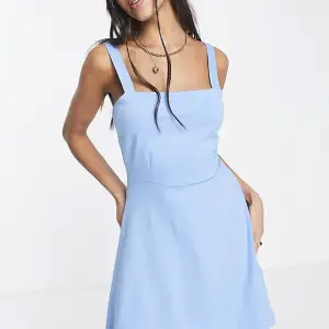 Blå skön klänning med fyrkantig jättesnygg halsringning 💙har 2st i storlek S och M helt oanvända med lapparna kvar. 200kr/st