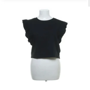 Topp - Jättefin svart volang topp från zara. Säljer på grund av att den inte kommer till användning. Jättefin till sommaren ❤️‍🔥🌸