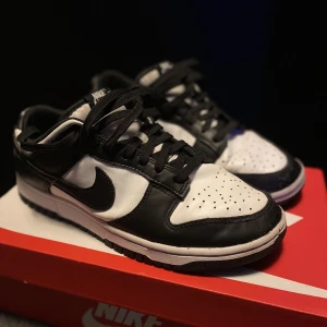Nike Dunk Low Retro White Black - Säljer mina Nike Dunk Low Retro White Black eftersom jag köpt ett par nya. Dom är i bra skick och använda sparsamt.