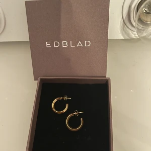 Örhängen - Edblad örhängen - Oanväna, för jag passar inte i guld - Boxen följer ej med, slår in på annat sätt vid köp - Köparen betalar för frakt - Inga returer - Betalning via köp direkt 