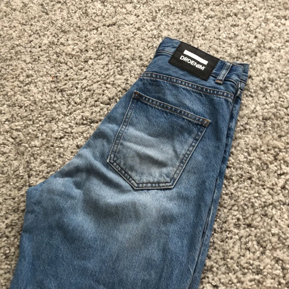 Dr denim jeans med hög midja och breda ben. Jättefin tvätt men tyvärr inte min stil. Pris kan diskuteras😊Upp klippta och passar den som är ca165💕. Jeans & Byxor.