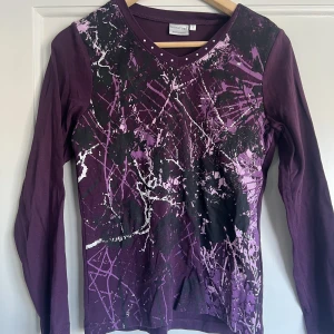 Lila y2k topp - Lila y2k topp köpt secondhand med unikt tryck. Strl S. ✨🥰