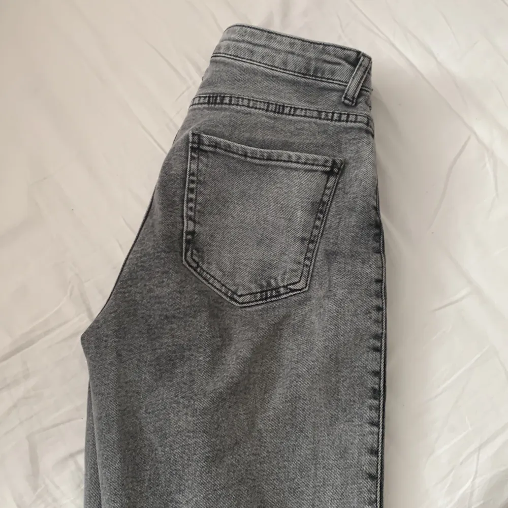 Säljer dessa midwaist jeans från Madlady i storlek 32. Tecken på användning syns men som gott som nya. Pris kan diskuteras💕💕frakt tillkommer(66kr). Jeans & Byxor.