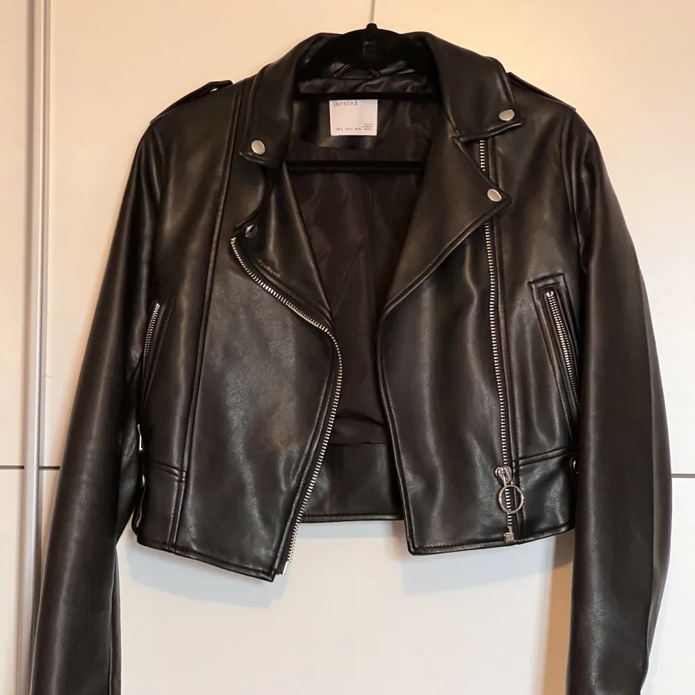 I’m selling this biker jacket from Bershka because it feels a bit too small for me, only wore it for a few times, bought for 350 and selling for 150kr.. Jackor.