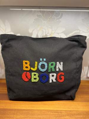 Svart björn borg tygväska med färgglada pärlor! Sälja då den inte kommer till användning. OBS! Båda dragkedjorna är sönder, både den ”stora” och den till innerfickan. Annars bra skick:) Pris går definitivt att diskutera!
