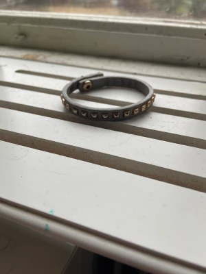 Armband  - Säljer detta armband eftersom jag har ett likadant 💓😋 