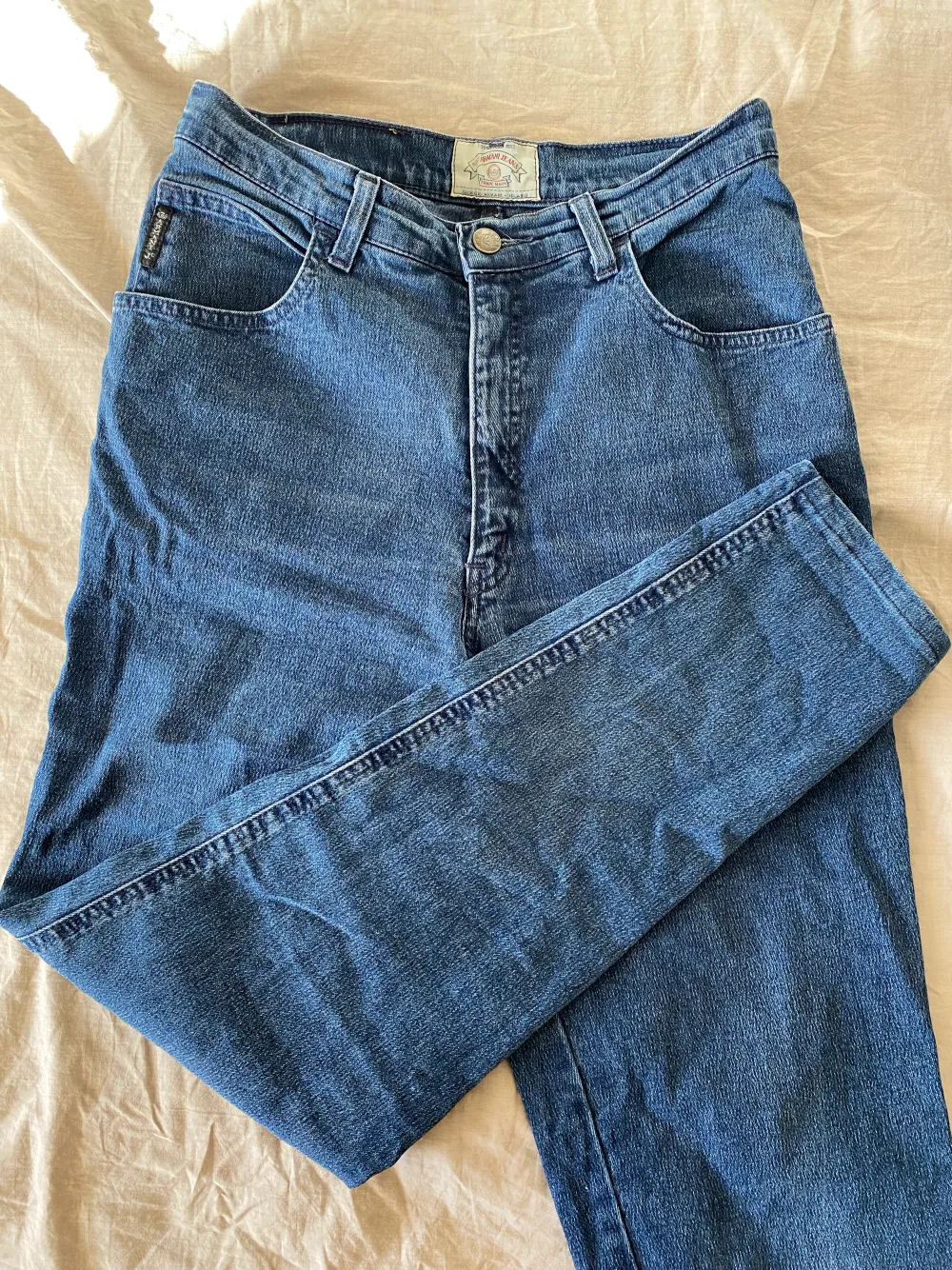 Armani jeans som jag köpt second hand. Storleken står inte på men jag skulle säga att det är S. Skicket är bra men de är använda :) Skriv för mer info och bilder . Jeans & Byxor.