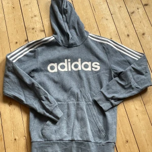 Adidas hoodie  - Säljer en adidas hoodie i bra skick. Storlek S