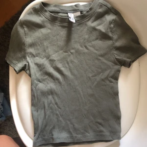 Hm t-shirt - Tre hm t-shirts, den gröna och blåa är använda men den rosa är helt ny därav att lappen var borta när jag fick den för det va en present. 5 kr styck så 17 för alla 3😁