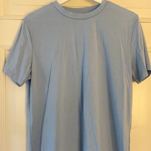 Shein  - LjusBlå t-shiit köpt på shein förra året. Aldrig använd. Det är storlek L men enligt mig är den lite liten i storlek. 